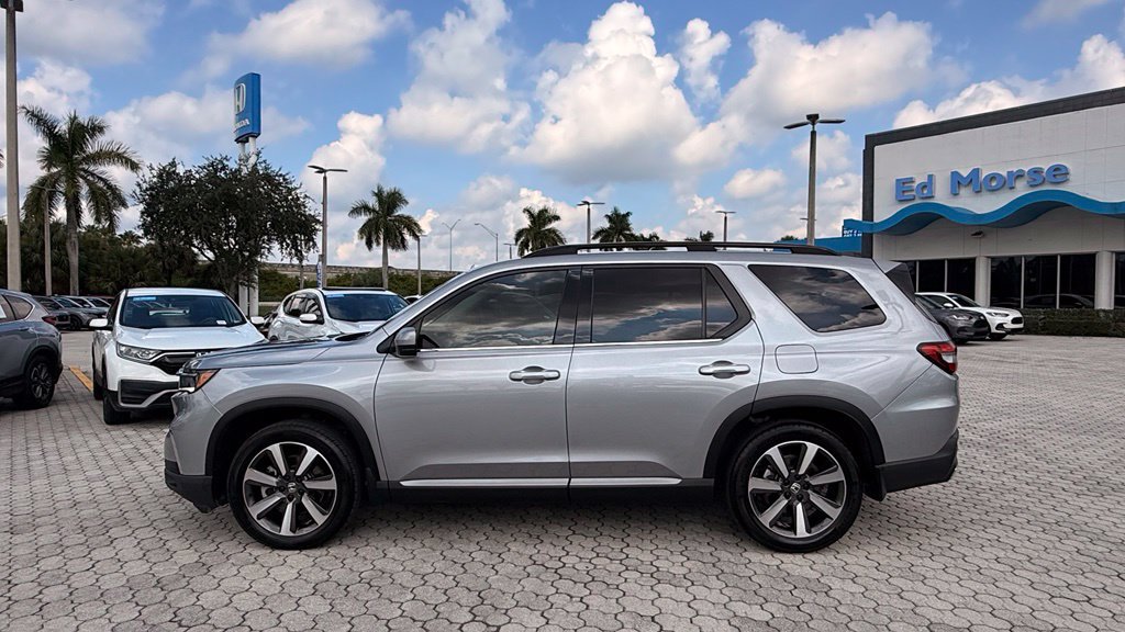 Used 2025 Honda Pilot Touring image 3