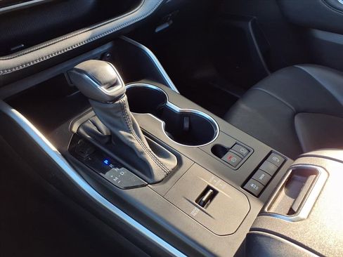 Used 2022 Toyota Highlander XLE image 25