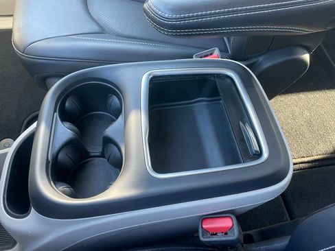 Used 2024 Chrysler Pacifica Touring-L image 50