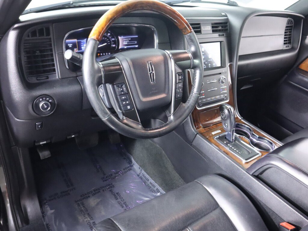 Used 2016 Lincoln Navigator Select RWD image 9