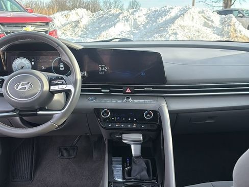 Used 2025 Hyundai Elantra SEL image 12
