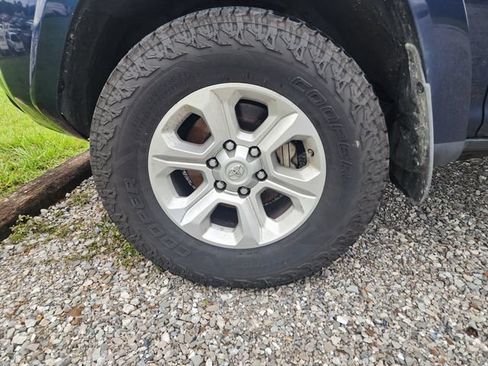 Used 2015 Toyota 4Runner SR5 AWD/4WD image 3