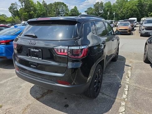 Used 2025 Jeep Compass Latitude w/ Altitude Special Edition AWD/4WD image 3