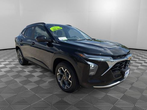 Used 2025 Chevrolet Trax LT FWD image 6