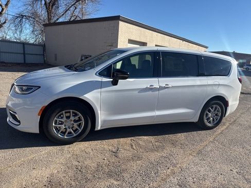 New 2026 Chrysler Pacifica Select image 3