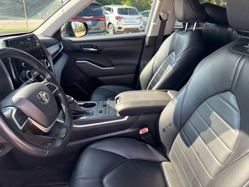 Used 2023 Toyota Highlander XLE AWD/4WD image 13