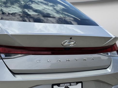 Used 2022 Hyundai Elantra SEL w/ Preferred Accessory Package FWD image 10