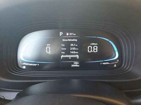 Used 2025 Hyundai Venue SEL FWD image 2