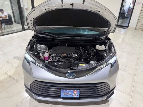 Used 2023 Toyota Sienna LE FWD image 4