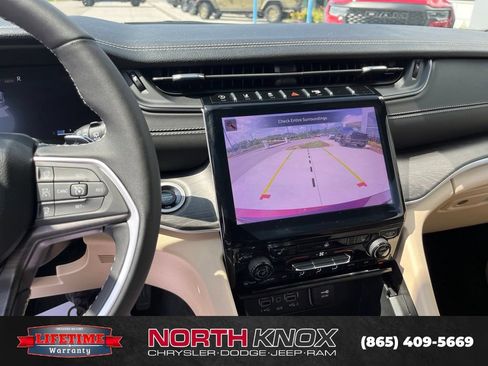 Used 2024 Jeep Grand Cherokee L Limited w/ Black Appearance Package AWD/4WD image 9