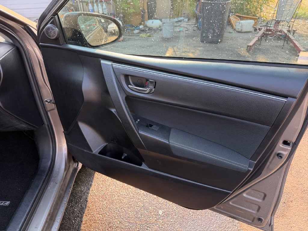 Used 2017 Toyota Corolla LE w/ Carpet Mat Package (TMS) FWD image 17