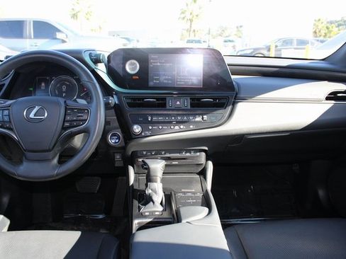 Certified 2022 Lexus ES 300h w/ Premium Package image 10