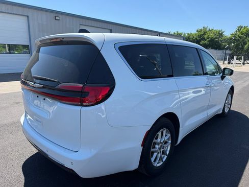 Used 2023 Chrysler Pacifica Touring-L FWD image 17