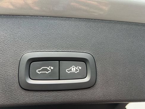 Certified 2025 Volvo XC40 B5 Plus AWD/4WD image 28