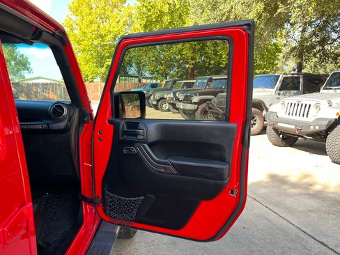 Used 2018 Jeep Wrangler Unlimited Sahara image 32