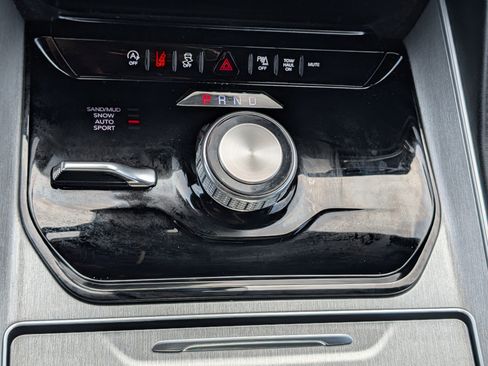 Used 2025 Jeep Wagoneer 4WD image 24