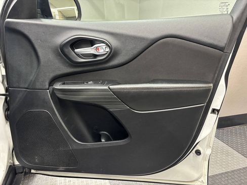 Used 2016 Jeep Cherokee Sport FWD image 23