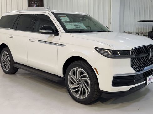 New 2026 Lincoln Navigator Premiere AWD/4WD image 3
