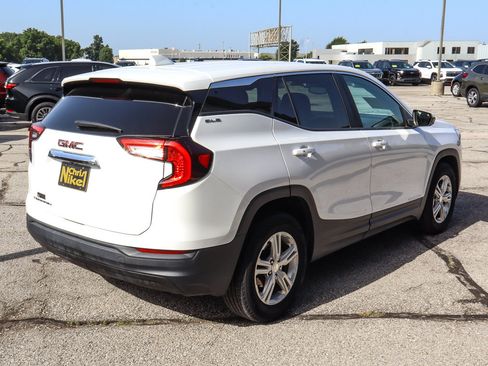 Used 2024 GMC Terrain SLE FWD image 4