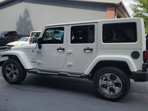 Used 2013 Jeep Wrangler Unlimited Sahara w/ Connectivity Group AWD/4WD image 10
