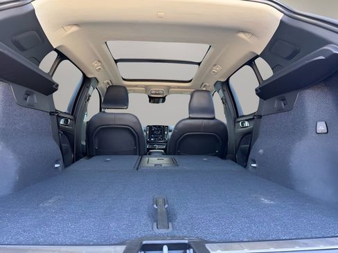 Used 2023 Volvo XC40 B5 Plus image 10