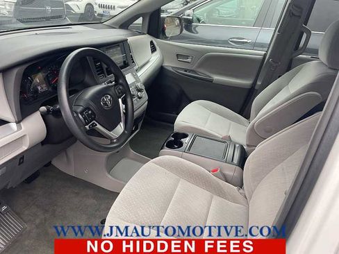 Used 2017 Toyota Sienna LE image 2