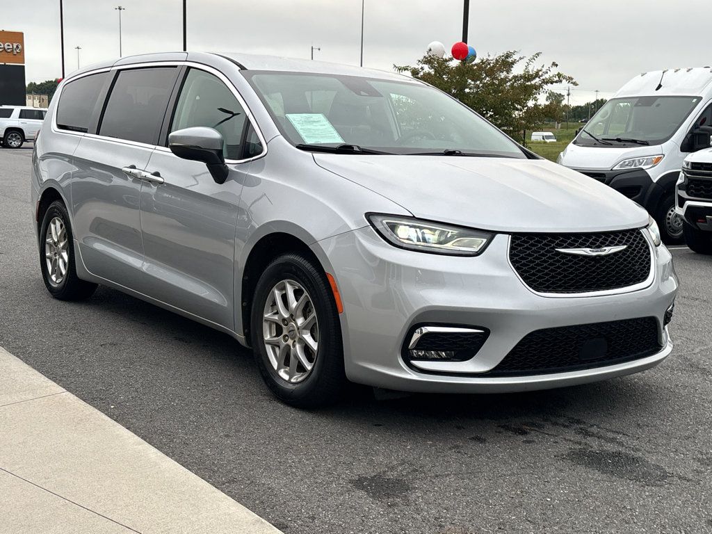 Used 2023 Chrysler Pacifica Touring-L FWD image 4