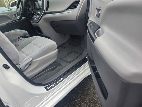Used 2020 Toyota Sienna LE FWD image 10