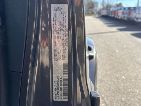 Used 2025 Jeep Wrangler Sahara image 32