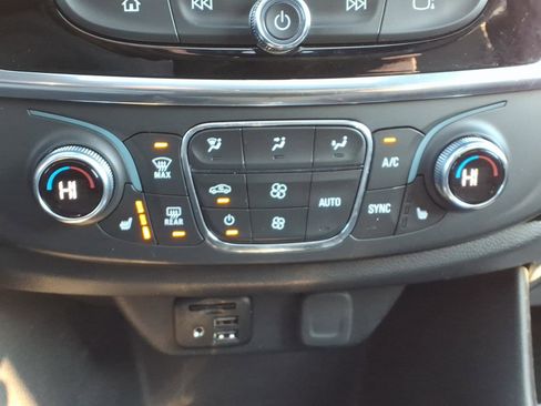 Used 2023 Chevrolet Traverse LT image 25