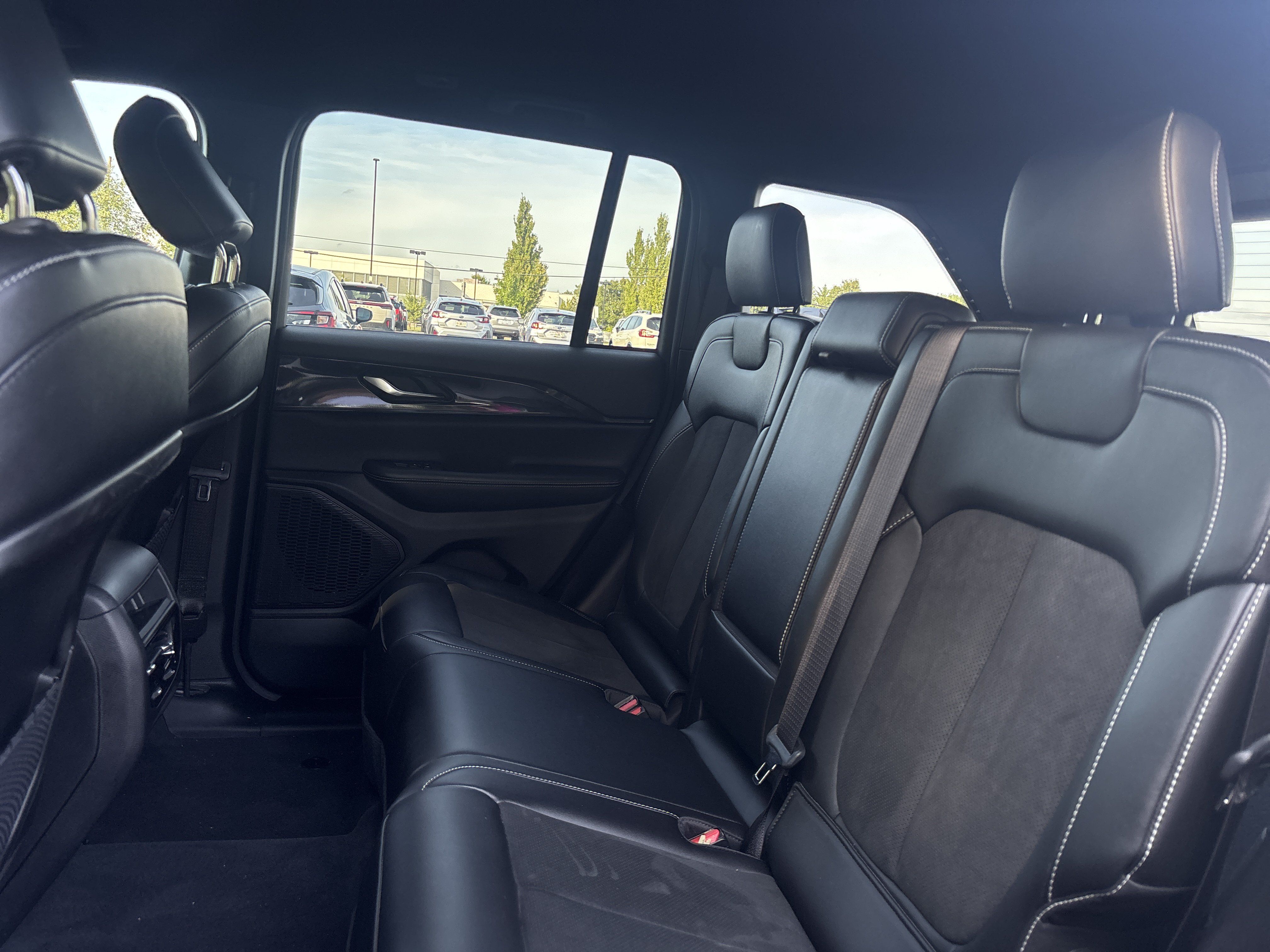 Used 2023 Jeep Grand Cherokee Altitude AWD/4WD image 27