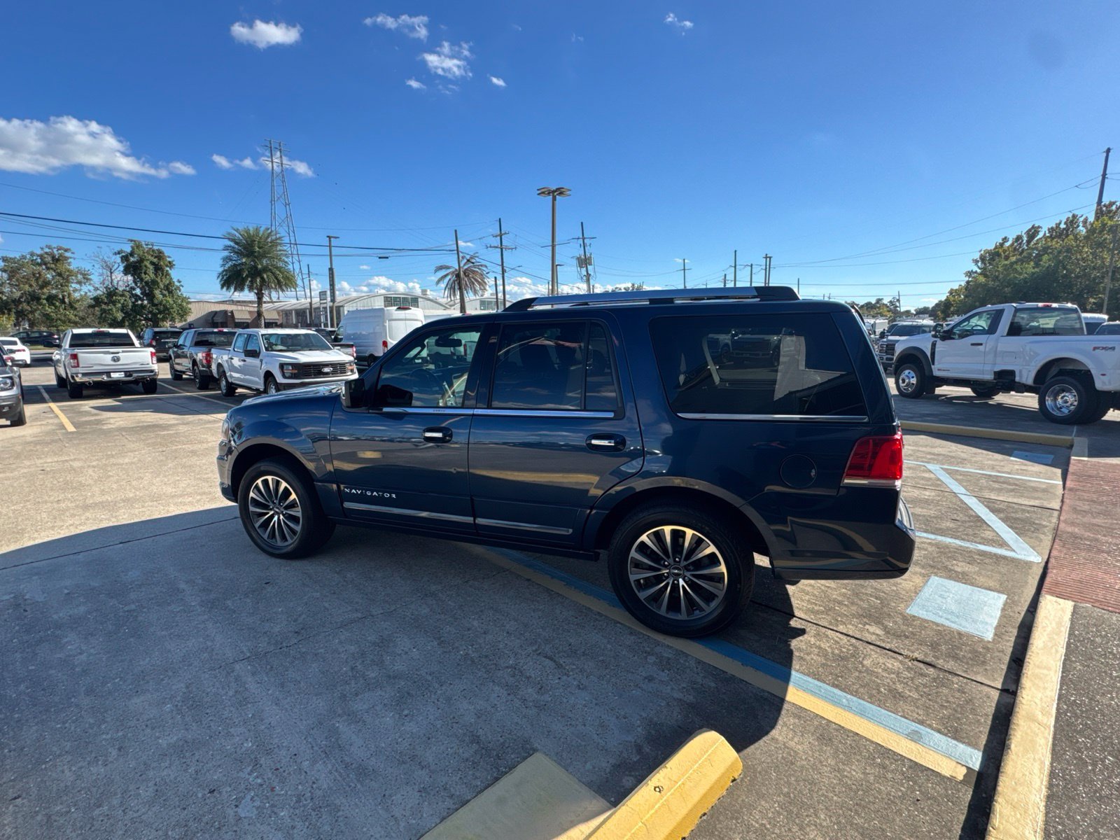 Used 2017 Lincoln Navigator Select RWD image 7