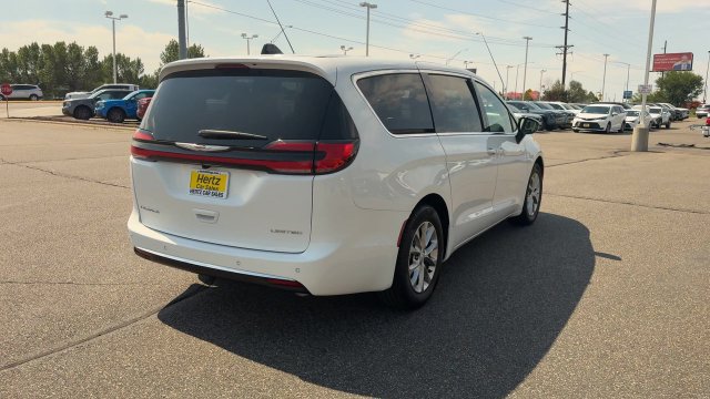 Used 2026 Chrysler Pacifica Limited FWD image 8