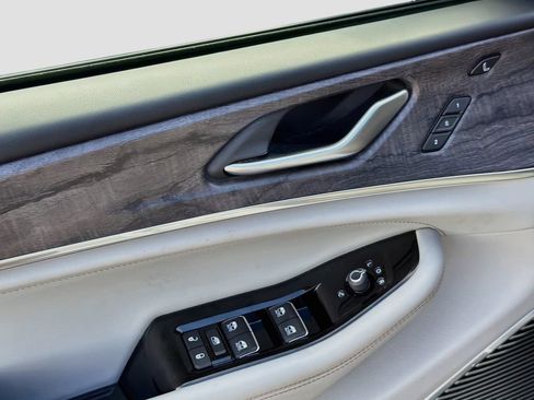 Used 2022 Jeep Grand Cherokee Overland w/ Luxury Tech Group IV AWD/4WD image 19