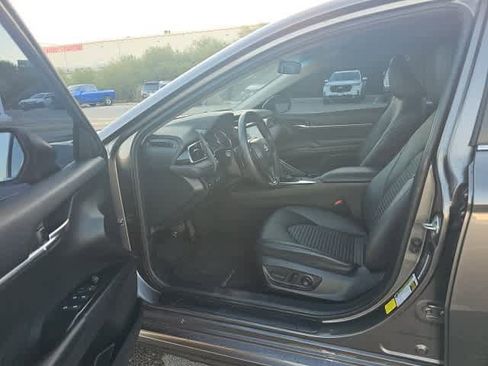 Used 2020 Toyota Camry SE image 9