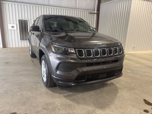 Used 2023 Jeep Compass Sport image 2