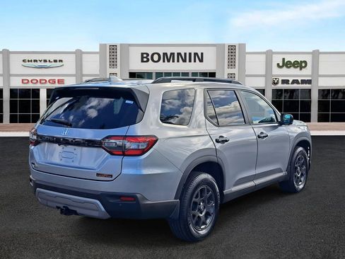 Used 2023 Honda Pilot TrailSport image 3