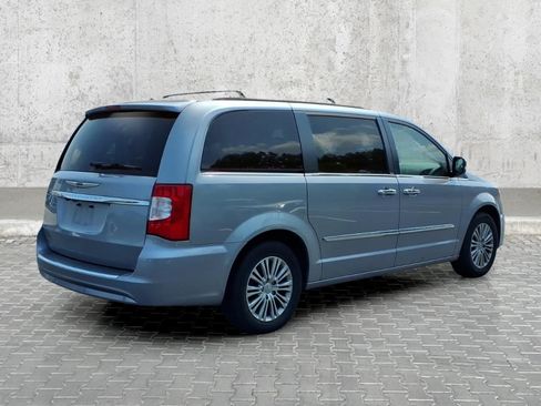 Used 2013 Chrysler Town & Country Touring-L w/ Driver Convenience Group FWD image 10