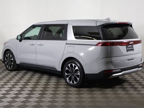 Used 2024 Kia Carnival EX image 10