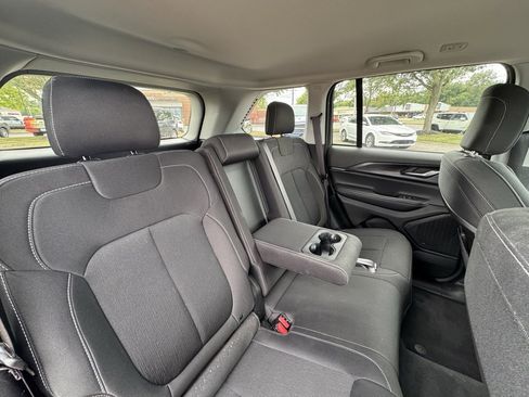 Used 2023 Jeep Grand Cherokee Laredo image 13