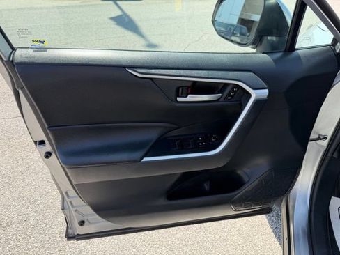 Used 2020 Toyota RAV4 XLE Premium FWD image 10