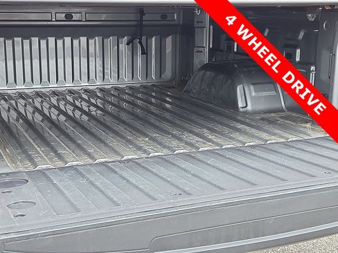 Used 2023 GMC Sierra 1500 SLT w/ SLT Convenience Package image 9