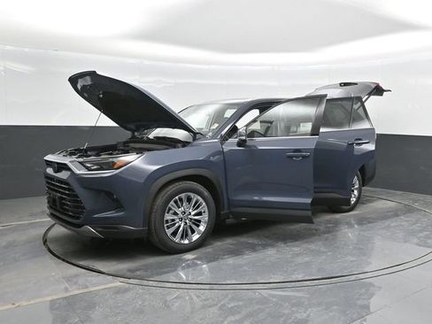Used 2025 Toyota Grand Highlander AWD image 44