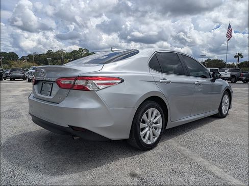Used 2020 Toyota Camry LE FWD image 9