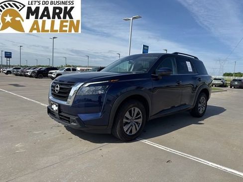 Used 2025 Nissan Pathfinder SV FWD image 2