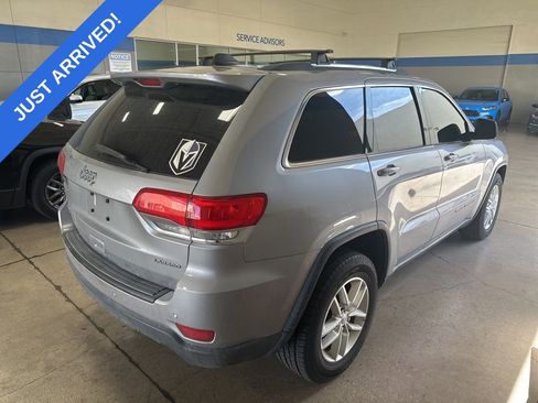 Used 2018 Jeep Grand Cherokee Laredo image 3