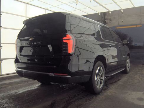 Used 2025 Chevrolet Suburban LT image 2