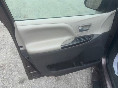 Used 2020 Toyota Sienna XLE w/ XLE Navigation Package image 12