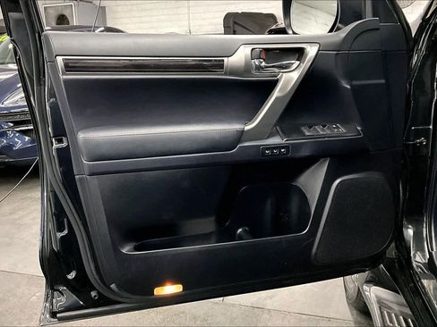 Used 2023 Lexus GX 460 Premium w/ Accessory Package image 22