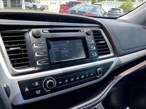 Used 2018 Toyota Highlander LE FWD image 22
